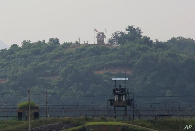 지난 6월 한국 파주에서 바라본 비무장지대 남측 초소와 멀리 보이는 북측 초소
