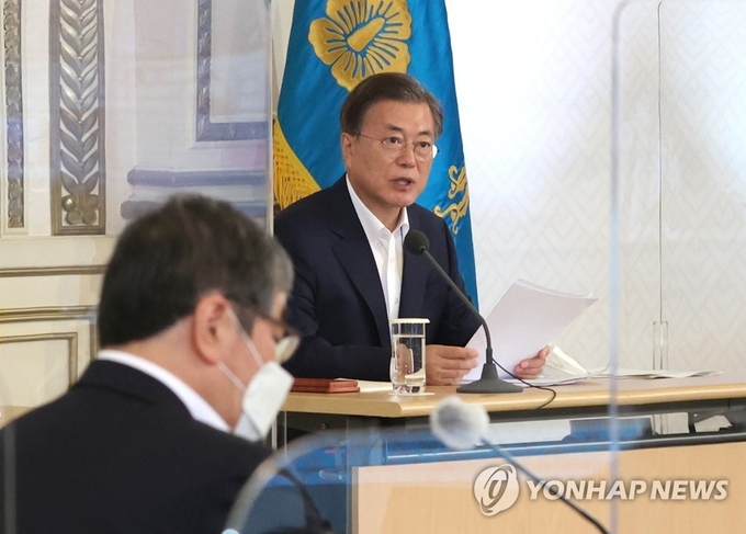 <strong>발언하는 문 대통령</strong><br>
(서울=연합뉴스) 김주성 기자 = 문재인 대통령이 3일 오전 청와대에서 제1차 한국판 뉴딜 전략회의를 주재하고 있다. utzza@yna.co.kr