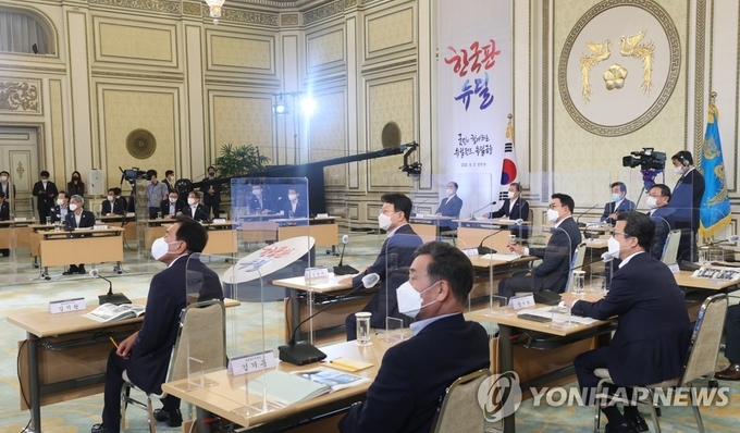 <strong>문 대통령, 한국판 뉴딜 금융권 참여방안 비대면 보고 청취</strong><br>
(서울=연합뉴스) 김주성 기자 = 문재인 대통령이 3일 오전 청와대에서 열린 제1차 한국판 뉴딜 전략회의에서 금융권 참여방안에 대한 비대면 영상보고를 받고 있다. utzza@yna.co.kr