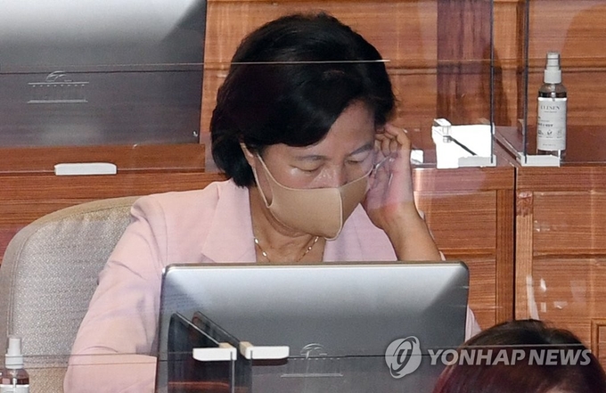 <strong>본회의 출석한 추미애 법무부 장관</strong><br>
(서울=연합뉴스) 서명곤 기자 = 추미애 법무부 장관이 7일 오전 서울 여의도 국회에서 열린 본회의에 출석, 국무위원석에 앉아 있다. 2020.9.7 seephoto@yna.co.kr