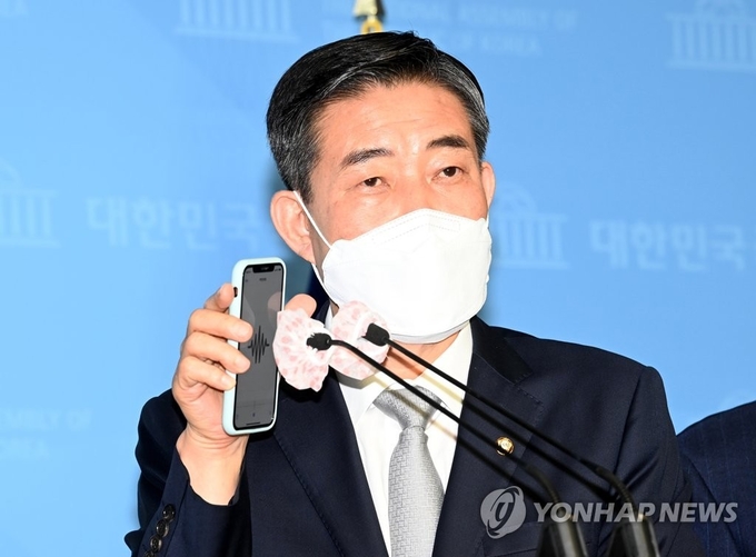 <strong>녹취록 공개하는 신원식 의원</strong><br>
(서울연합뉴스) 이정훈 기자 = 미래통합당 신원식 의원이 2일 오전 국회 소통관에서 열린 기자회견에서 추미애 법무부장관 아들 병역 시절 병가 및 연가 사용과 관련한 녹취록을 공개하고 있다.2020.9.2 uwg806@yna.co.kr
