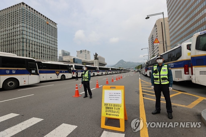 <strong>'차벽'으로 둘러싸인 세종대로</strong><br>
(서울=연합뉴스) 임화영 기자 = 개천절인 지난 3일 오전 서울 종로구 광화문광장 주변의 돌발적인 집회·시위 등을 차단하기 위해 경찰 병력과 버스로 진입로가 통제돼있다. 2020.10.3 hwayoung7@yna.co.kr