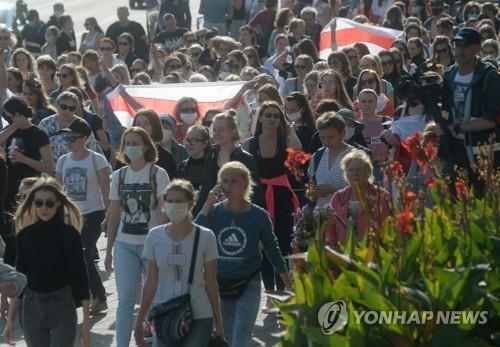 (EPA=연합뉴스) 벨라루스 수도 민스크에서 지난달 26일(현지시간) 여성들이 가두행진을 하며 루카셴코 대통령 퇴진 등을 요구하는 대선 불복 시위를 벌이고 있다.