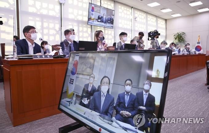 <strong>코로나19로 화상 국감 실시된 외통위</strong><br>
(서울=연합뉴스) 하사헌 기자 = 12일 오전 서울 여의도 국회에서 열린 외교통일위원회의 주미대사관 등에 대한 국정감사에서 이수혁 주미대사가 더불어민주당 이재정 의원의 질의를 듣고 있다.<br>
이날 국정감사는 화상회의 방식으로 진행 되었다.2020.10.12 toadboy@yna.co.kr