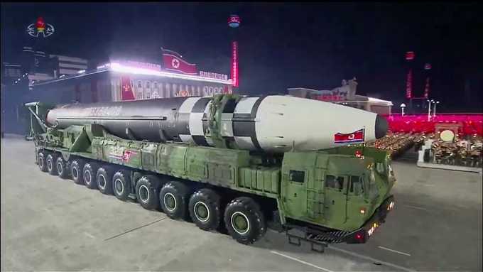 열병식에서 공개된 신형 대륙간탄도미사일 (ICBM), AFP, Getty Images