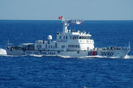 동중국해 분쟁 해역 순찰 중인 일본 해안경비대 군함, AP News