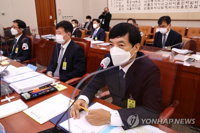 <strong>국감 답변하는 이성윤 서울중앙지검장</strong><br>
(서울=연합뉴스) 하사헌 기자 = 이성윤 서울중앙지검장이 19일 오전 서울 여의도 국회 법제사법위원회에서 열린 서울고검·수원고검 산하 검찰청들에 대한 국정감사에서 답변하고 있다. 2020.10.19 toadboy@yna.co.kr