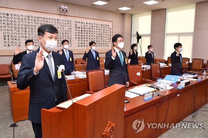 <strong>서울고검·중앙지검 등 국감</strong><br>
(서울=연합뉴스) 하사헌 기자 = 조상철 서울고검장(앞줄 왼쪽부터), 오인서 수원고검장, 이성윤 서울중앙지검장 등이 19일 오전 서울 여의도 국회 법제사법위원회에서 열린 서울고검, 서울중앙지검 등 국정감사에서 선서하고 있다. 2020.10.19 toadboy@yna.co.kr