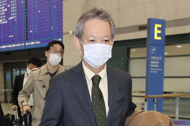 다키자키 시게키 일본 외무성 아시아대양주 국장이 28일 오후 인천국제공항 1터미널을 통해 입국하고 있다, 연합뉴스