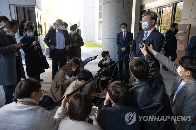 <strong>'뇌물·횡령' MB 징역 17년 확정</strong><br>
(서울=연합뉴스) 윤동진 기자 = 회사 자금을 횡령하고 삼성 등에서 거액의 뇌물을 챙긴 혐의로 재판에 넘겨진 이명박 전 대통령에게 징역 17년이 확정된 29일 오전 서울 서초구 대법원에서 강훈 변호사가 발언하고 있다. mon@yna.co.kr