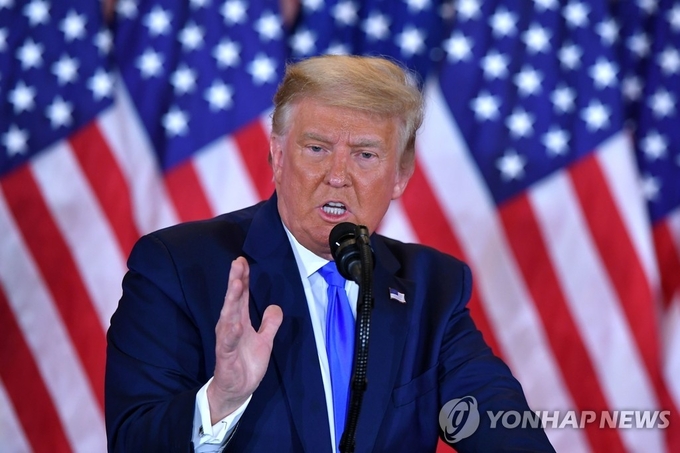 <strong>백악관 연설에서 '대선 승리' 주장하는 트럼프</strong><br>
(워싱턴 AFP=연합뉴스) 도널드 트럼프 미국 대통령이 대선 다음날인 4일(현지시간) 새벽 워싱턴DC 백악관에서 선거 결과에 대해 연설하고 있다. 트럼프 대통령은 이날 연설에서 "우리가 이번 선거에서 이겼다"며 선거 결과에 대해 "경이롭다"고 말했다. leekm@yna.co.kr