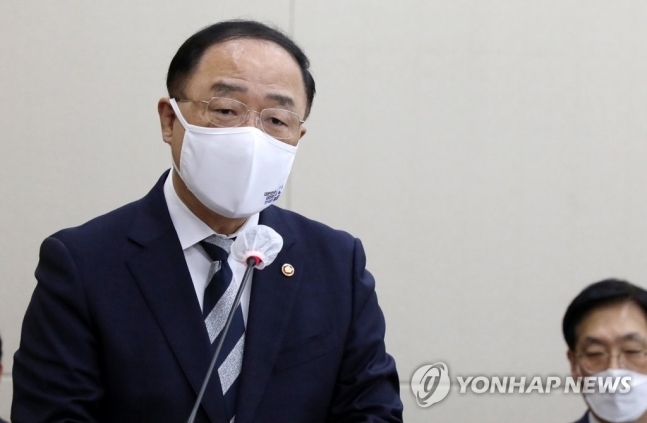 6일 기획재정위원회에서 발언하는 홍남기 부총리 겸 기획재정부 장관