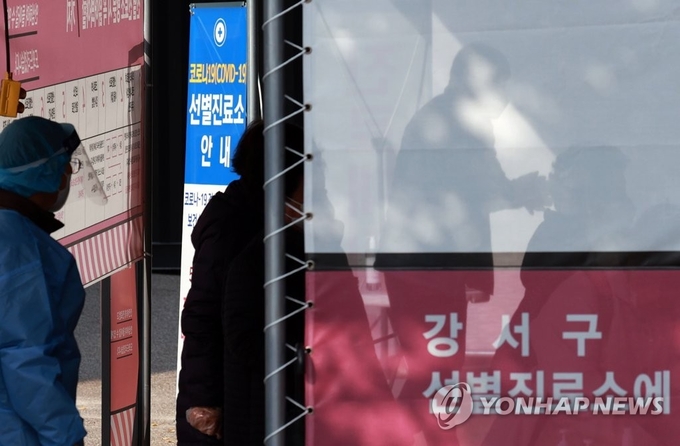 <strong>거리두기 상향되나?</strong><br>
(서울=연합뉴스) 홍해인 기자 = 16일 서울 강서구 보건소 선별진료소를 찾은 시민들이 신종 코로나바이러스 감염증(코로나19) 검사를 받기 위해 차례를 기다리고 있다.<br>
중앙방역대책본부(방대본)는 이날 0시 기준으로 신규 확진자가 223명 늘어 누적 2만8천769명이라고 밝혔다.<br>
전날(208명)보다 15명 늘었다. 신규 확진자 수가 세 자리를 나타낸 것은 이달 8일(143명) 이후 9일째이며, 200명대는 사흘 연속이다. hihong@yna.co.kr