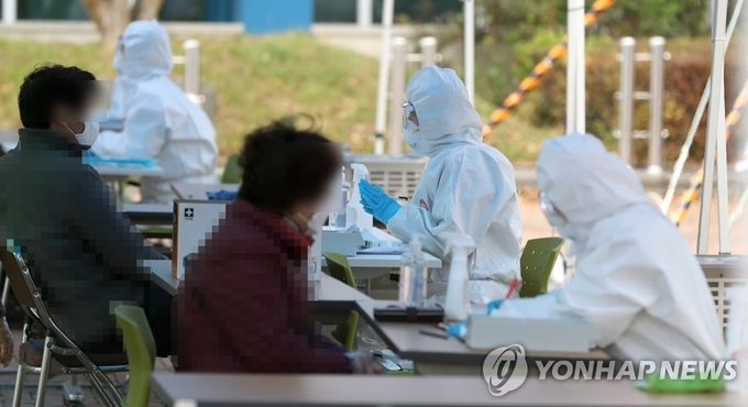 <strong>하동보건소 코로나 검사</strong><br>
(하동=연합뉴스) 김동민 기자 = 22일 오후 경남 하동군 하동보건소 입구에 마련된 신종 코로나바이러스 감염증(코로나19) 선별진료소에서 군민이 검사받고 있다. 2020.11.22 image@yna.co.kr