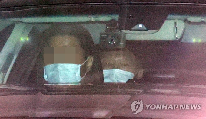 <strong>검찰청사 나서는 윤석열 검찰총장</strong><br>
(서울=연합뉴스) 홍해인 기자 = 윤석열 검찰총장이 24일 저녁 추미애 법무부 장관의 징계 청구 및 직무 배제 브리핑이 끝난 뒤 서울 서초구 대검찰청을 나서고 있다. 2020.11.24 hihong@yna.co.kr