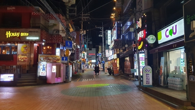 <strong>인적 드물어진 신촌</strong><br>
(서울=연합뉴스) 정성조 기자 = 사회적 거리두기가 2단계로 올라가면서 음식점 등 정상 영업이 오후 9시까지만 가능해진 24일 밤 서울 서대문구 신촌 거리가 한산하다. 2020.11.24 xing@yna.co.kr
