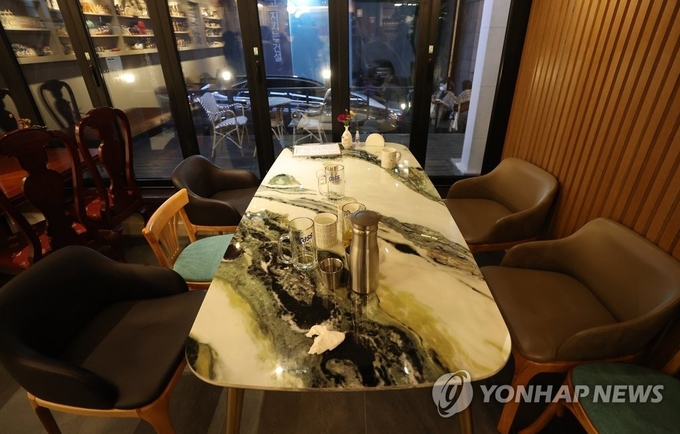 <strong>밤 9시가 지난 뒤</strong><br>
(서울=연합뉴스) 홍해인 기자 = 신종 코로나바이러스 감염증(코로나19) 확산으로 서울 등 수도권에 사회적 거리두기 2단계가 시행된 24일 오후 서울 서초구 신사역 인근 식품접객업소에서 밤 9시가 넘어서며 손님이 떠난 자리에 컵과 술잔이 놓여 있다. 2020.11.24 hihong@yna.co.kr