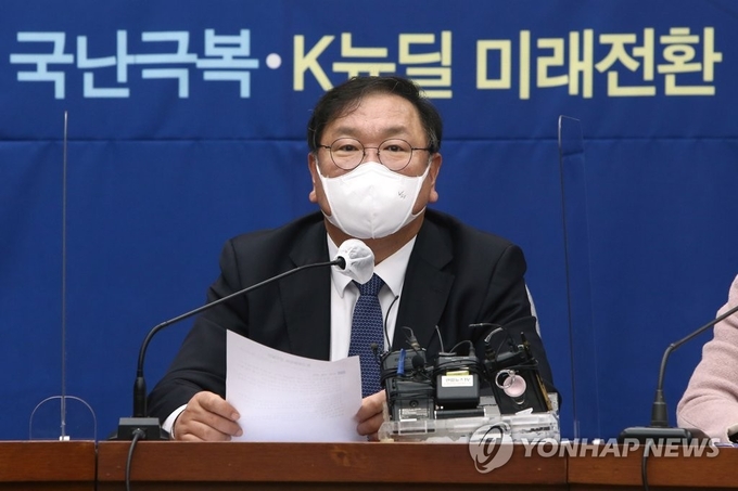 <strong>발언하는 김태년</strong><br>
(서울=연합뉴스) 진성철 기자 = 더불어민주당 김태년 원내대표가 3일 국회에서 열린 정책조정회의에서 발언하고 있다. zjin@yna.co.kr