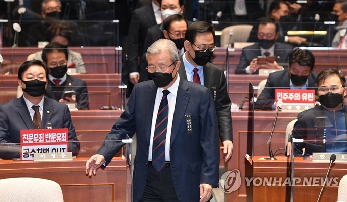 <strong>비상 의원총회 입장하는 국민의힘 비대위원장</strong><br>
(서울=연합뉴스) 안정원 기자 = 국민의힘 김종인 비상대책위원장과 주호영 원내대표가 9일 국회에서 열린 비상 의원총회에 입장하고 있다. 2020.12.9 jeong@yna.co.kr