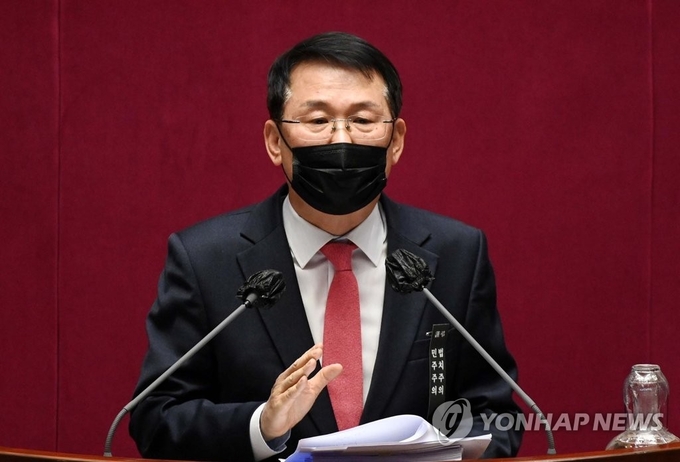 <strong>무제한 토론하는 국민의힘 윤두현 의원</strong><br>
(서울=연합뉴스) 하사헌 기자 = 국민의힘 윤두현 의원이 13일 국회 본회의장에서 국가정보원법 전부개정 법률안에 반대하는 무제한 토론을 하고 있다. 2020.12.13 toadboy@yna.co.kr