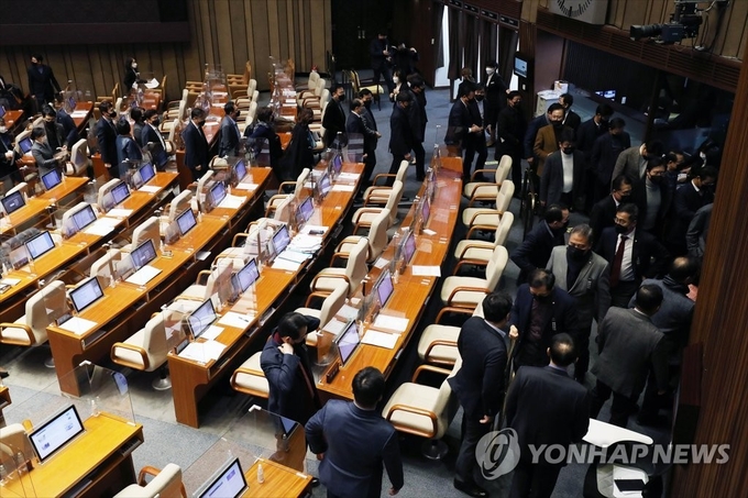 <strong>필리버스터 종결 표결에 앞서 본회의장 퇴장하는 국민의힘</strong><br>
(서울=연합뉴스) 하사헌 기자 = 13일 국회 본회의장에서 박병석 국회의장이 국가정보원법 전부개정법률안에 대한 필리버스터 종결 표결을 예고하자 국민의힘 의원들이 본회의장을 빠져나가고 있다. 2020.12.13 toadboy@yna.co.kr