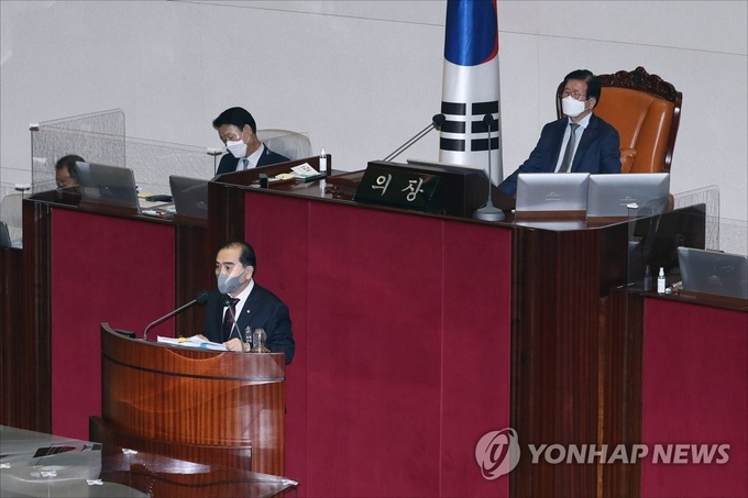 <strong>남북관계발전법 개정안 무제한 토론하는 태영호 의원</strong><br>
(서울=연합뉴스) 하사헌 기자 = 국민의힘 태영호 의원이 13일 국회 본회의에서 남북관계발전법 개정안에 대한 무제한 토론을 하고 있다. 2020.12.13 toadboy@yna.co.kr