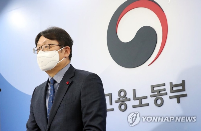 <strong>국민취업지원제도 도입, 브리핑하는 권기섭 실장</strong><br>
(세종=연합뉴스) 김주형 기자 = 권기섭 고용노동부 고용정책실장이 지난 14일 세종시 정부세종청사에서 확정된 국민취업제도 지원대상에 대해 설명하고 있다. kjhpress@yna.co.kr