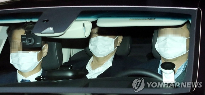 <strong>대검 나서는 윤석열 검찰총장</strong><br>
(서울=연합뉴스) 임헌정 기자 = 법무부 검사징계위원회에서 정직 2개월 처분을 받은 윤석열 검찰총장이 16일 오후 서울 서초구 대검찰청을 나서고 있다. 2020.12.16 kane@yna.co.kr