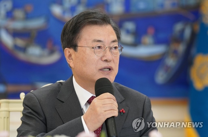 <strong>발언하는 문 대통령</strong><br>
(서울=연합뉴스) 이진욱 기자 = 문재인 대통령이 22일 오전 청와대에서 열린 '5부요인 초청 간담회'에서 발언하고 있다. 2020.12.22 cityboy@yna.co.kr