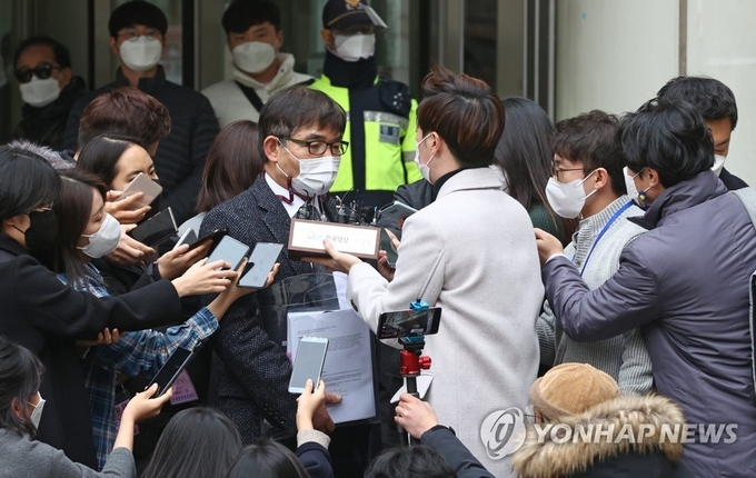 <strong>취재진 질문 답하는 정경심 변호인</strong><br>
(서울=연합뉴스) 류영석 기자 = 정경심 동양대 교수의 변호인 김칠준 변호사가 23일 오후 서울 서초구 서울중앙지법에서 열린 정 교수의 1심 선고 공판을 마친 뒤 취재진의 질문에 답하고 있다.<br>
자녀 입시비리와 사모펀드 투자 의혹 등 혐의로 재판에 넘겨진 정경심 교수는 이날 징역 4년에 벌금 5억원을 선고받고 법정구속됐다. 2020.12.23 ondol@yna.co.kr