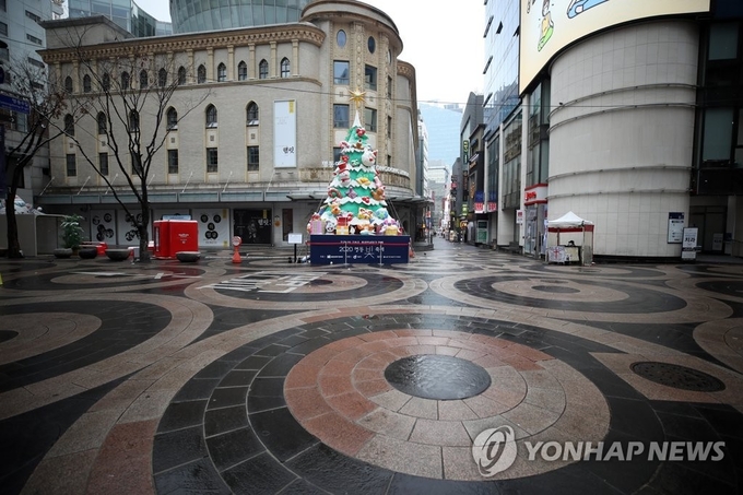 <strong>물거품 된 연말 특수</strong><br>
국내 신종 코로나바이러스 감염증(코로나19) '3차 대유행'이 확산하며 연말 특수가 물거품이 되면서 자영업자들의 절망감이 커지고 있는 가운데 서울 명동거리가 한산한 모습을 보이고 있다.(연합뉴스 자료사진)
