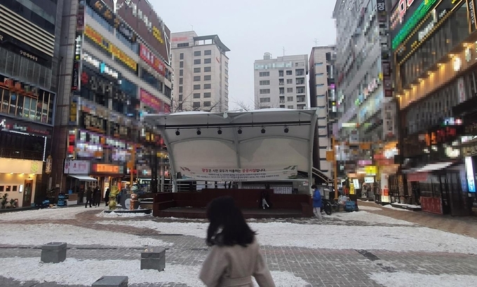 <strong>찬바람만 가득</strong><br>
(화성=연합뉴스) 강영훈 기자 = 지난 11일 퇴근 시간대 경기도 화성 동탄신도시 북광장 거리에 오가는 사람이 없어 썰렁한 모습이다. 2021.1.11