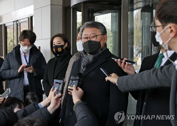 <strong>취재진 질문에 답하는 조원진 대표</strong><br>
(서울=연합뉴스) 김인철 기자 = 우리공화당 조원진 대표가 14일 오전 서울 서초구 대법원에서 열린 박근혜 전 대통령의 재상고심 선고 공판이 끝난 후 취재진 질문에 답하고 있다. 2021.1.14 yatoya@yna.co.kr