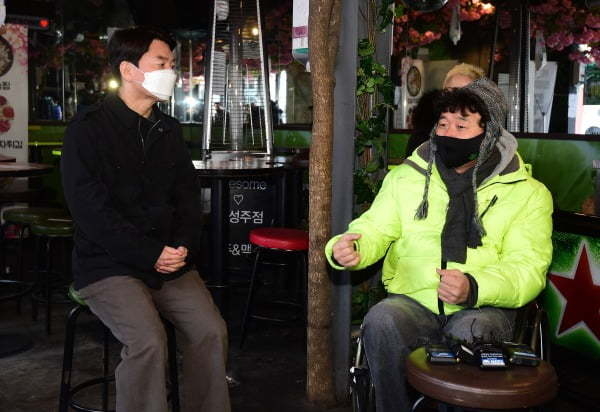 국민의당 안철수 대표와 강원래 이태원 자영업자 대표. /연합뉴스