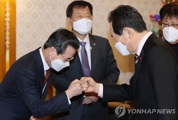 <strong>김용범 1차관과 인사하는 정세균 총리</strong><br>
(서울=연합뉴스) 류영석 기자 = 정세균 국무총리가 28일 서울 삼청동 총리공관에서 '코로나19 영업 손실보상, 제도화 방안'이라는 주제로 열린 제34차 목요대화에서 김용범 기획재정부 1차관과 인사하고 있다. 2021.1.28 ondol@yna.co.kr
