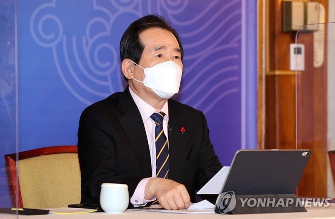 <strong>목요대화에서 발언하는 정세균 총리</strong><br>
(서울=연합뉴스) 류영석 기자 = 정세균 국무총리가 28일 서울 삼청동 총리공관에서 '코로나19 영업 손실보상, 제도화 방안'이라는 주제로 열린 제34차 목요대화에서 발언하고 있다. 2021.1.28 ondol@yna.co.kr