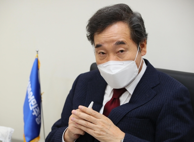 연합뉴스와 인터뷰 중인 더불어민주당 이낙연 대표
