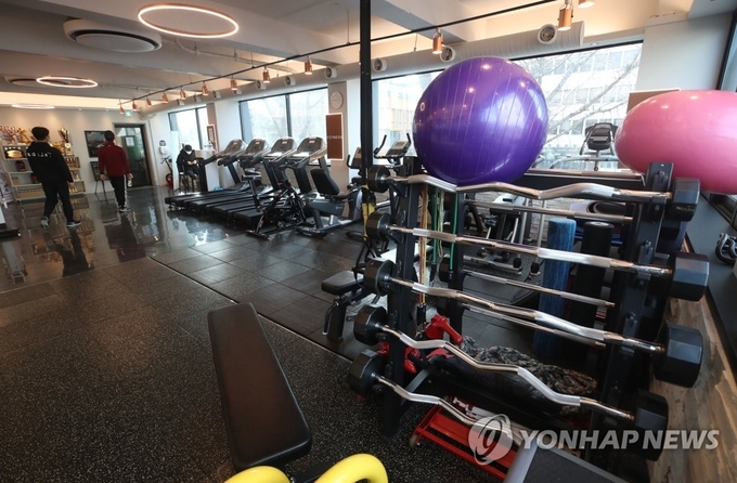<strong>실내체육시설 업주들 "업종마다 다른 방역지침 납득 안돼"</strong><br>
(서울=연합뉴스) 임헌정 기자 = 27일 서울 용산구의 한 헬스장 내부.<br>
정부 방역수칙에 따르면 헬스장의 경우 오후 9시까지 영업은 허용되지만, 샤워시설 이용은 제한된다.<br>
이에 반해 야외 골프장은 샤워실 이용이 가능하다. 이에 대해 정부 관계자는 "야외 골프장은 실내체육시설이 아니므로 적용 대상이 아니지만, 상당수 골프장이 자체적으로 샤워실을 폐쇄하고 있다"고 설명했다.<br>
이와 관련 실내체육시설 업주들은 이날 오전 영업 제한 등 방역조치가 업종별 형평성이나 현실에 맞지 않는다며 방역 당국에 정식 면담을 요청했다. 2021.1.27 kane@yna.co.kr