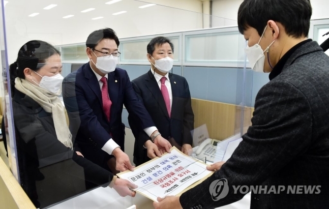 김성원, ,이철규 국민의힘 의원과 권은희 국민의당 원내대표가 국정조사요구서를 제출하고 있다. /연합뉴스