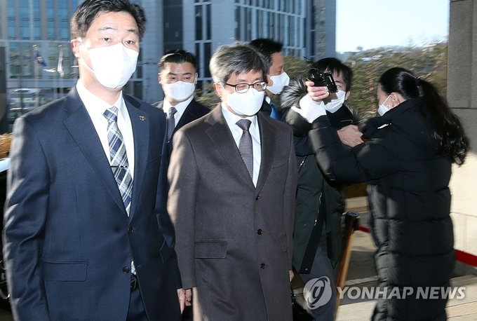 <strong>출근하는 김명수 대법원장 '묵묵부답'</strong><br>
(서울=연합뉴스) 임헌정 기자 = 김명수 대법원장이 '사법농단'에 연루된 임성근 부산고법 부장판사에 대한 탄핵소추안 표결이 예정된 4일 오전 서울 서초구 대법원으로 출근하고 있다. 2021.2.4 kane@yna.co.kr