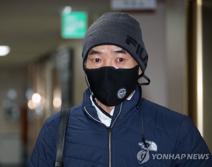 <strong>통일부 도착한 北피격 공무원 유족</strong><br>
(서울=연합뉴스) 김승두 기자 = 서해상에서 북한군에 사살된 공무원의 형 이래진 씨가 4일 오전 이인영 통일부 장관과 면담을 위해 정부서울청사 장관실로 이동하고 있다. 2021.2.4 kimsdoo@yna.co.kr