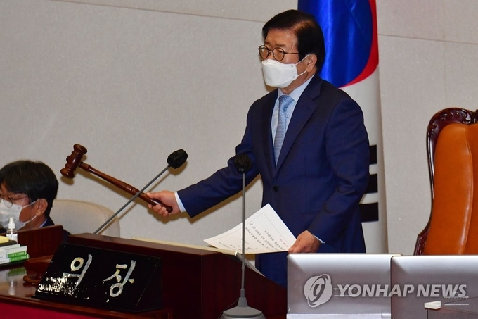 <strong>'법관 임성근 탄핵소추안' 상정하는 박병석 국회의장</strong><br>
(서울=연합뉴스) 진성철 기자 = 박병석 국회의장이 4일 국회 본회의에서 '법관(임성근) 탄핵소추안'을 상정하고 있다. 2021.2.4 zjin@yna.co.kr