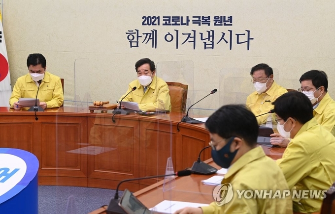 <strong>최고위원회의 주재하는 민주당 이낙연 대표</strong><br>
(서울=연합뉴스) 안정원 기자 = 더불어민주당 이낙연 대표가 15일 오전 서울 여의도 국회에서 최고위원회의를 주재하고 있다. 2021.2.15 jeong@yna.co.kr