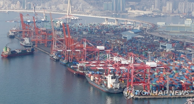 <strong>수출 화물 선적에 바쁜 부산항</strong>