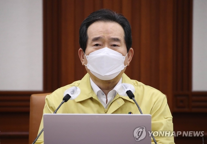 <strong>중대본 회의 주재하는 정세균 총리</strong><br>
(서울=연합뉴스) 김승두 기자 = 정세균 국무총리가 17일 오전 정부서울청사에서 열린 신종 코로나바이러스 감염증(코로나19) 대응 중앙재난안전대책본부(중대본) 회의를 주재하고 있다. 2021.2.17 kimsdoo@yna.co.kr