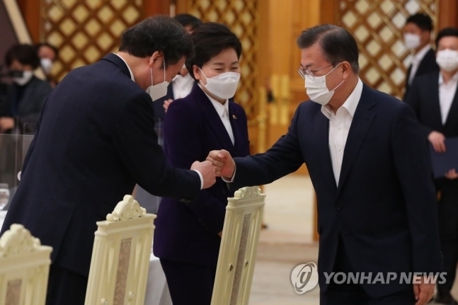 이낙연 대표와 인사하는 문재인 대통령. /연합뉴스