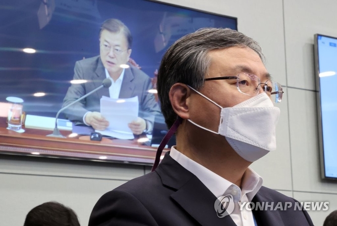 <strong>문재인 대통령 발언 듣는 신현수 수석</strong><br>
(서울=연합뉴스) 최재구 기자 = 신현수 대통령비서실 민정수석이 22일 청와대에서 열린 수석·보좌관 회의에서 문재인 대통령의 발언을 듣고 있다. 2021.2.22 jjaeck9@yna.co.kr