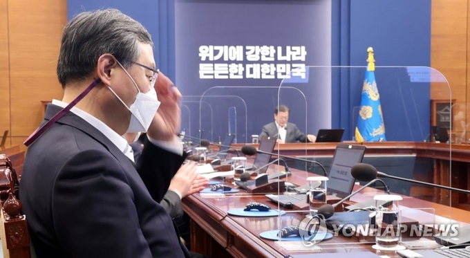 <strong>문재인 대통령 발언 듣는 신현수 수석</strong><br>
(서울=연합뉴스) 최재구 기자 = 문재인 대통령이 22일 청와대에서 열린 수석·보좌관 회의에서 발언하고 있다. 신현수 민정수석이 문 대통령의 발언을 듣고 있다. 2021.2.22 jjaeck9@yna.co.kr