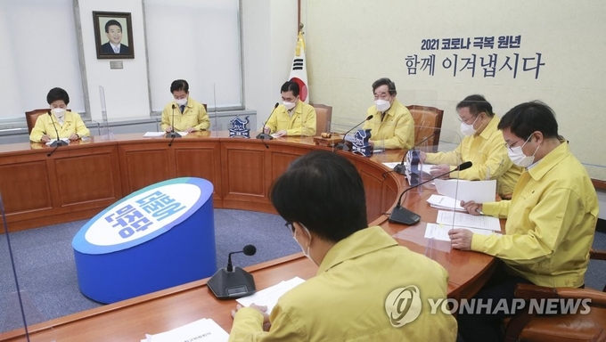 <strong>더불어민주당 최고위원회의</strong><br>
(서울=연합뉴스) 진성철 기자 = 24일 국회에서 더불어민주당 최고위원회의가 열리고 있다. 2021.2.24 zjin@yna.co.kr