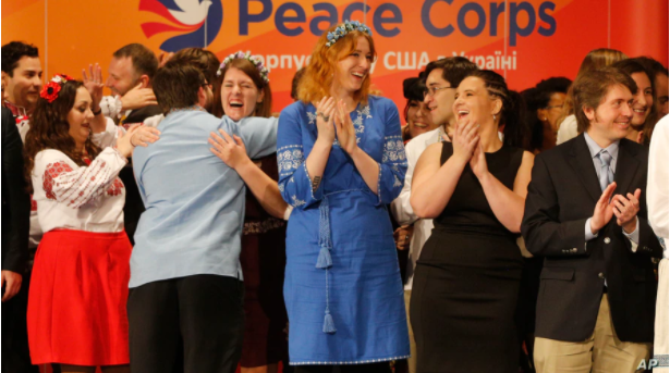 지난 2017년 11월 미국 '평화봉사단(the U.S. Peace Corps)' 봉사자들이 우크라이나 키예프에서 충성선서식을 갖은 뒤 기뻐하고 있다.